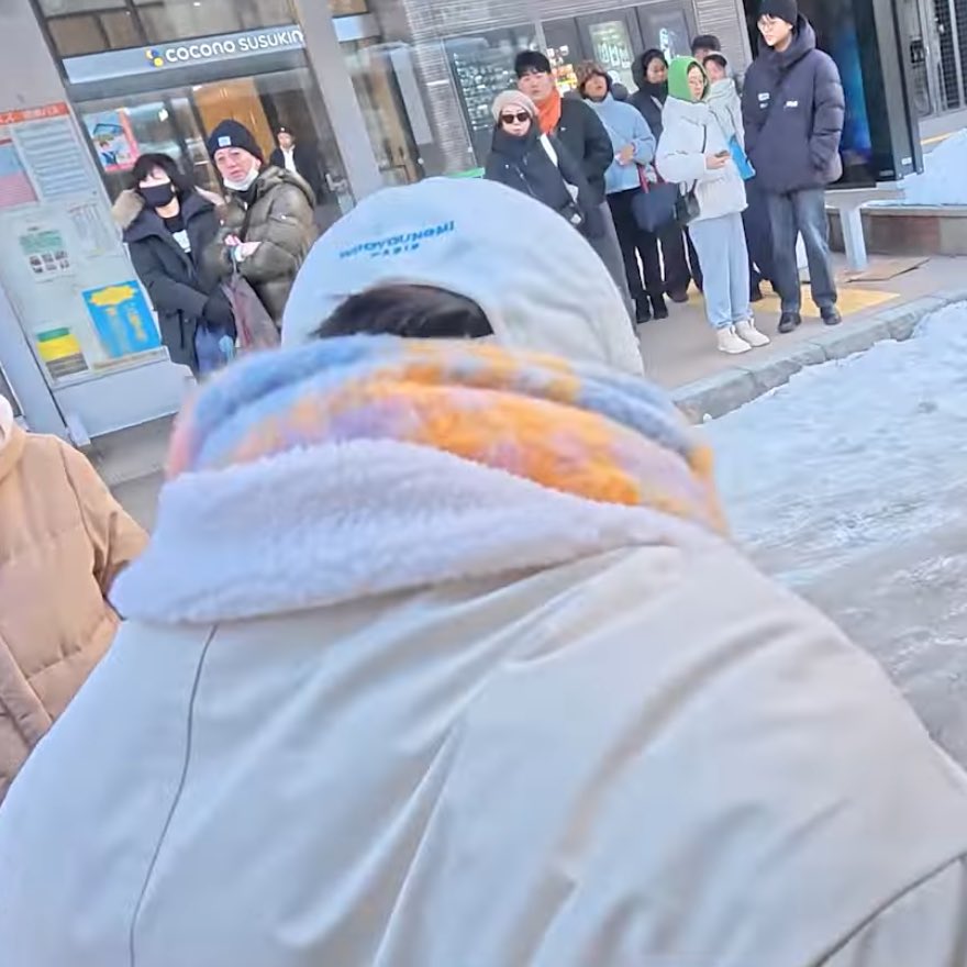 ryeokdi's tweet photo. ryeowook wearing his scarf then giving it to ari later on because of sapporo’s cold weather 🥹 https://t.co/lfy90eHeBA
