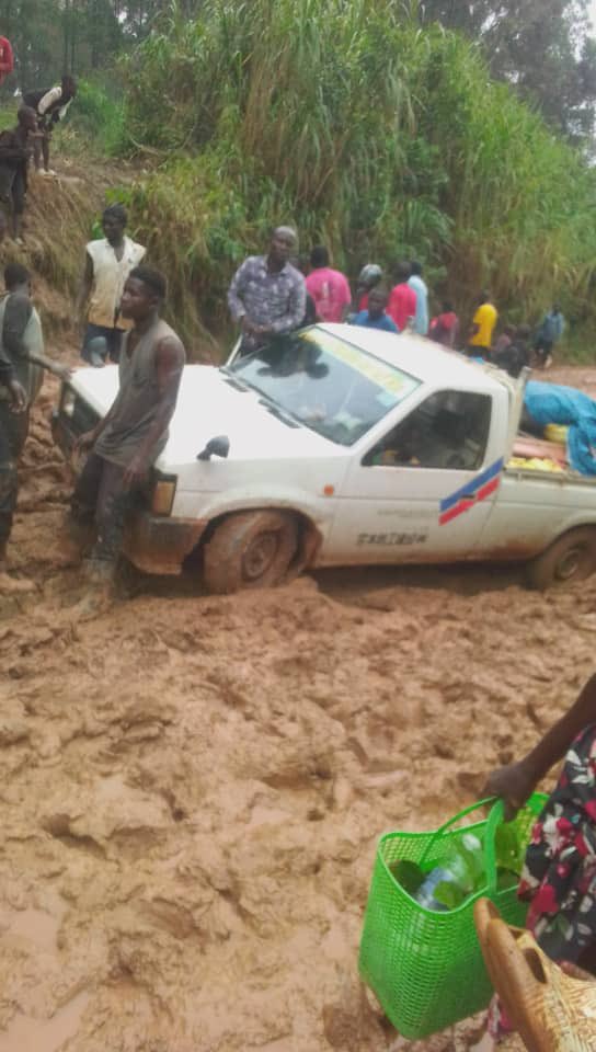 deuce_mercy's tweet photo. The Nebbi-Goli Road that leads upto the Boarder with DRC is in a dire state, just as the Nebbi-Arua road. These roads have become death traps and travelers have lost their lives and goods. As citizens, we must reject every lie and refuse the excuses that have been given year in, year out. Vote out every leader who has sat by as our people have perished, it is now or never! 

It is 2025, we shouldn’t be reminding @GovUganda over things as basic as good roads!