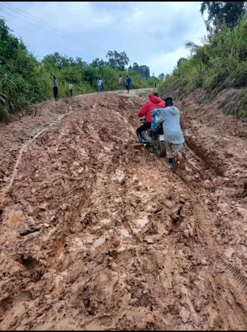 deuce_mercy's tweet photo. The Nebbi-Goli Road that leads upto the Boarder with DRC is in a dire state, just as the Nebbi-Arua road. These roads have become death traps and travelers have lost their lives and goods. As citizens, we must reject every lie and refuse the excuses that have been given year in, year out. Vote out every leader who has sat by as our people have perished, it is now or never! 

It is 2025, we shouldn’t be reminding @GovUganda over things as basic as good roads!