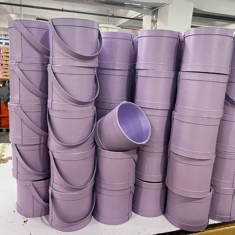 jialanpackage's tweet image. ✨ Dreamy purple，Make every gift unforgettable!
Jialan Package’s elegant lavender round gift box with handle and bow detail is designed to turn simple presents into luxury surprises
Moq：500pcs in stock，1000pcs provide free logo printing
#JialanPackage #roundboxes #roundgiftbox