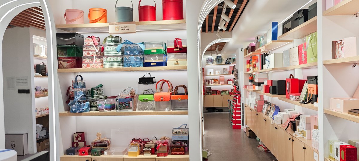 jialanpackage's tweet image. ✨ Dreamy purple，Make every gift unforgettable!
Jialan Package’s elegant lavender round gift box with handle and bow detail is designed to turn simple presents into luxury surprises
Moq：500pcs in stock，1000pcs provide free logo printing
#JialanPackage #roundboxes #roundgiftbox