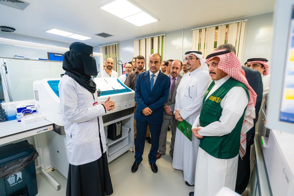 بحضور دولة رئيس مجلس الوزراء اليمني سالم صالح بن بريك؛ دشّن مستشفى الأمير #محمد_بن_سلمان في محافظة #عدن، أجهزة طبية متطورة تعد من أحدث ما توصلت له التكنولوجيا العالمية في مجالي التصوير الطبي والتحاليل المخبرية؛ تعزيزاً للخدمات المقدمة للمستفيدين، وامتداداً للتطور المستمر الذي