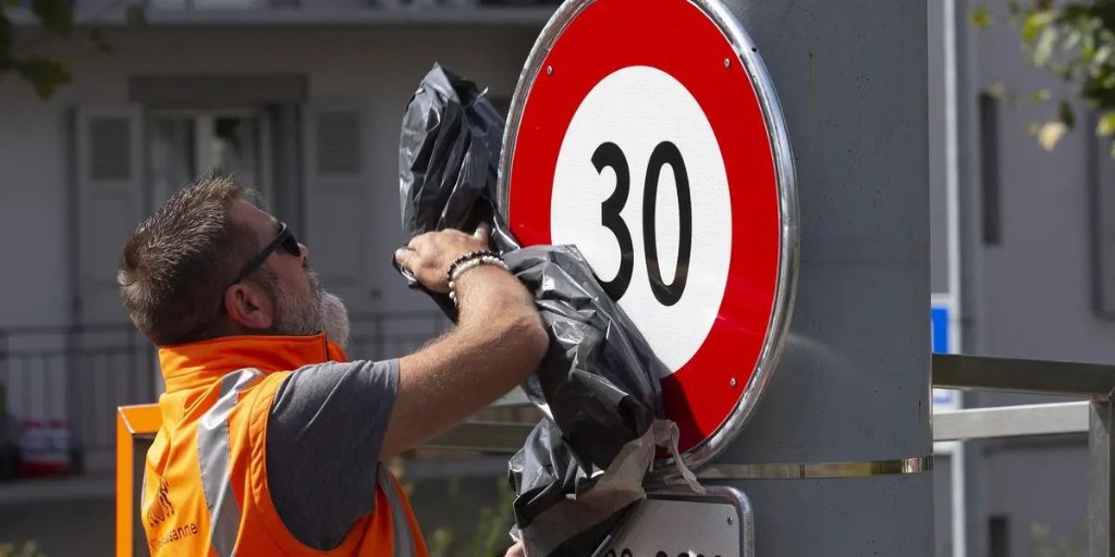 Un sondaggio rappresentativo mostra che tre quarti della popolazione approvano le attuali prescrizioni di velocità nei centri abitati ⚠️: 50 km/h o 30 km/h a seconda della situazione. Per saperne di più 👉 brnw.ch/sondaggio_30_k…

#myTCS #Velocità30 #Sondaggio