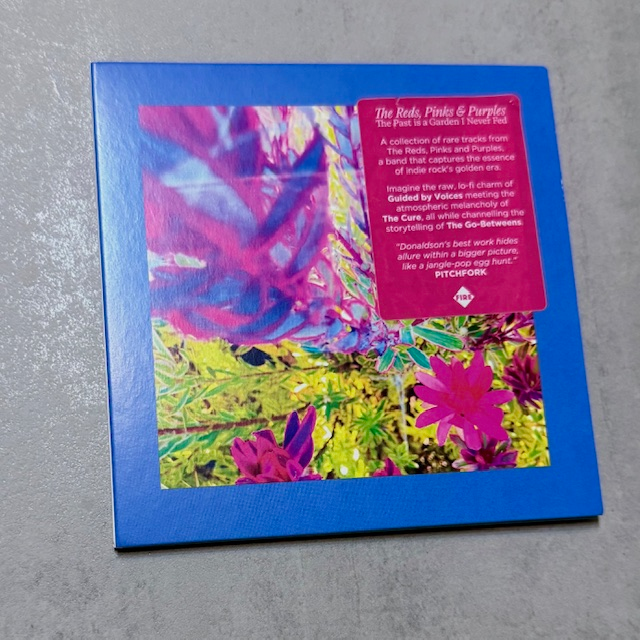 Aromas de The Cure, The Smiths o The Go-Betweens para esta nueva entrega de los incansables THE REDS PINKS &amp; PURPLES. Parece un elepé de rarezas, pero funciona como un reloj: indie chisporroteante, mordaz e inteligente para cazatesoros

En #UnDiscoAlDía

undiscoaldia.com/the-reds-pinks…