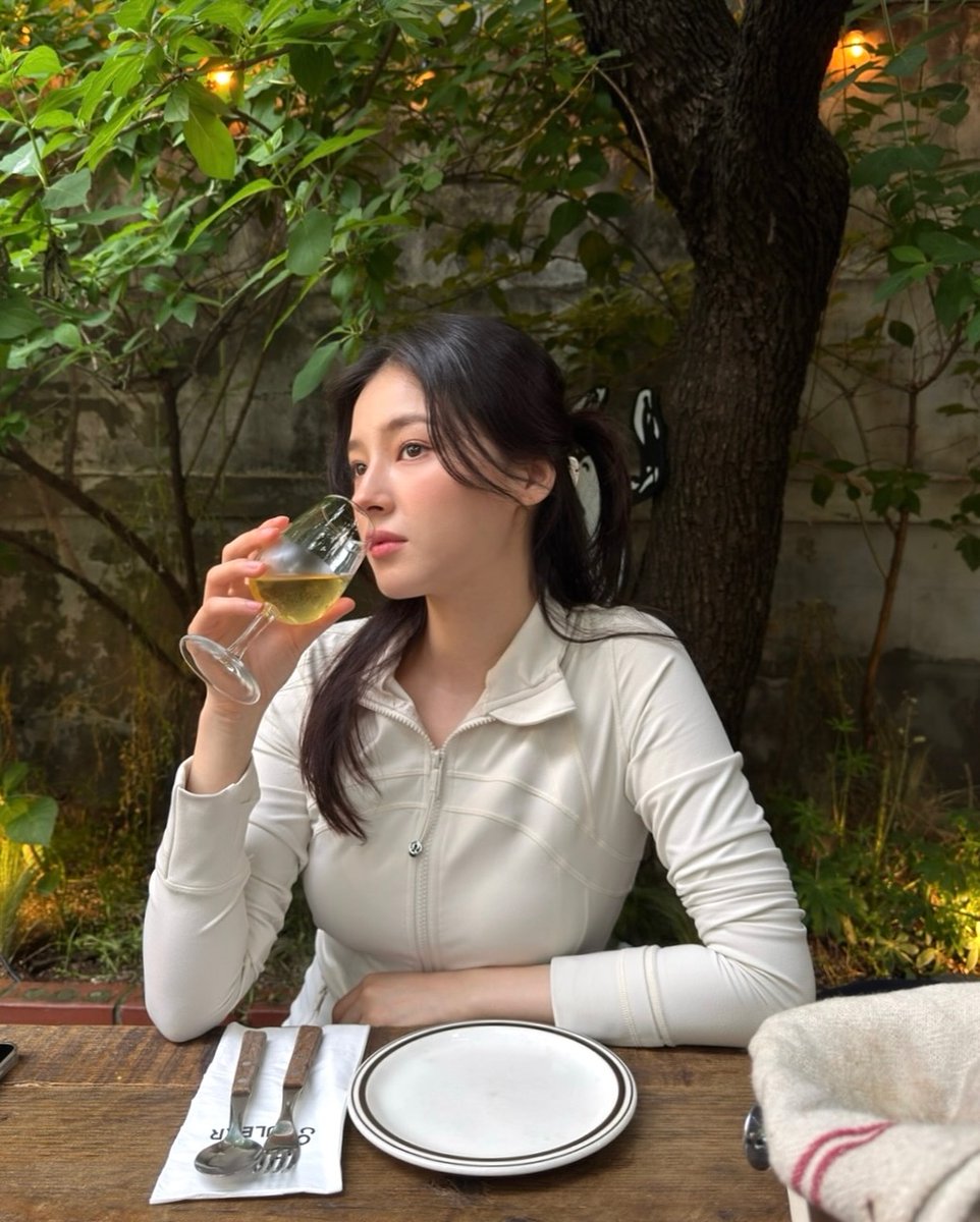 요즘. . 🍀 A little sunshine, a little sparkle in the glass, and a whole lot of good vibes. Life tastes sweeter when shared with joy, elegance, and a smile that comes from the heart.