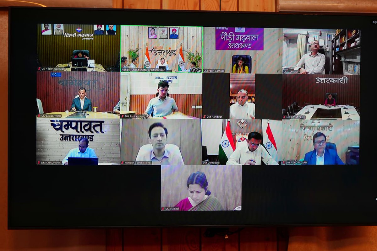 pushkardhami's tweet image. शासकीय आवास पर प्रदेश के सभी जिलाधिकारियों के साथ आपदा प्रबंधन, कानून व्यवस्था, पुनर्निर्माण एवं प्रशासनिक कार्यों की समीक्षा बैठक की। इस दौरान आपदा प्रभावितों को मानक अनुसार त्वरित सहायता राशि प्रदान करने, किसानों के नुकसान का आकलन शीघ्र पूरा कर रिपोर्ट भेजने के साथ ही नदी-नालों…