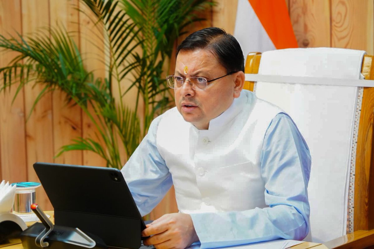 pushkardhami's tweet image. शासकीय आवास पर प्रदेश के सभी जिलाधिकारियों के साथ आपदा प्रबंधन, कानून व्यवस्था, पुनर्निर्माण एवं प्रशासनिक कार्यों की समीक्षा बैठक की। इस दौरान आपदा प्रभावितों को मानक अनुसार त्वरित सहायता राशि प्रदान करने, किसानों के नुकसान का आकलन शीघ्र पूरा कर रिपोर्ट भेजने के साथ ही नदी-नालों…