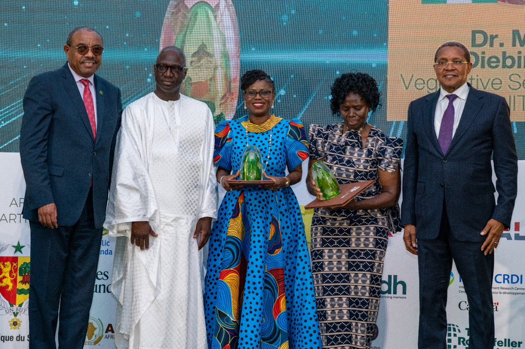 matokeochanya's tweet photo. Wanasayansi wanawake wawili – Profesa Mary Abukutsa-Onyango kutoka Kenya na Mercy Diebiru-Ojo kutoka Nigeria – wametangazwa washindi wa Tuzo ya Chakula Barani Afrika kwa mwaka 2025 (Africa Food Prize 2025).
 
Tuzo hiyo, yenye thamani ya Dola za Marekani 100,000, ilikabidhiwa na Rais Mstaafu wa Tanzania, Mhe. Dkt. Jakaya Mrisho Kikwete, ambaye pia ni Mwenyekiti wa Kamati ya Tuzo ya Chakula Barani Afrika.
 
Hafla ya kukabidhi tuzo ilifanyika mjini Dakar, Senegal, pembezoni mwa Jukwaa la Mifumo ya Chakula Afrika (AFSF) linaloendelea kuanzia tarehe 1 hadi 5 Septemba 2025.
 
Katika hotuba yake, Dkt. Kikwete aliwapongeza washindi kwa mchango wao wa kipekee katika tafiti zinazolenga kuongeza tija ya uzalishaji na kuboresha maisha ya wakulima wadogo barani Afrika.
 
“Tuzo hii inadhihirisha nafasi kubwa ya wanasayansi wa Afrika katika kutafuta suluhu za changamoto za kilimo. Ingawa mwaka huu imeenda kwa washindi wawili, tunatambua kazi kubwa inayoendelea kufanywa na watu binafsi na taasisi nyingi ili kuhakikisha bara letu linakuwa na mifumo imara na endelevu ya chakula,” alisema Dkt. Kikwete.
 
Profesa Abukutsa-Onyango amejikita katika tafiti za mboga mboga za asili za Kiafrika kama mchicha, sukuma wiki, mgagani, mchunga, figiri na kisamvu, akihamasisha uzalishaji na ulaji wake kwa madhumuni ya kuimarisha lishe.
 
Kwa upande wake, Mercy Diebiru-Ojo anasifika kwa kubuni na kuendeleza teknolojia ya kisasa ya uzalishaji na upandikizaji wa mbegu za mihogo kwa kutumia mbinu ya semi-autotrophic hydroponic technology, ambayo imeongeza mavuno na tija katika kilimo hicho muhimu barani Afrika.
 
Tuzo ya Chakula Barani Afrika ilianzishwa mwaka 2005 chini ya mwamvuli wa mpango wa Mageuzi ya Kijani Afrika (AGRA). Inatolewa kila mwaka kwa watu binafsi au taasisi zinazotoa mchango wa kipekee katika kuimarisha mifumo ya chakula na maendeleo ya sekta ya kilimo.
 
Kwa mwaka huu 2025, jumla ya maombi 601 kutoka ndani na nje ya Afrika yaliwasilishwa kuwania heshima hii kubwa.