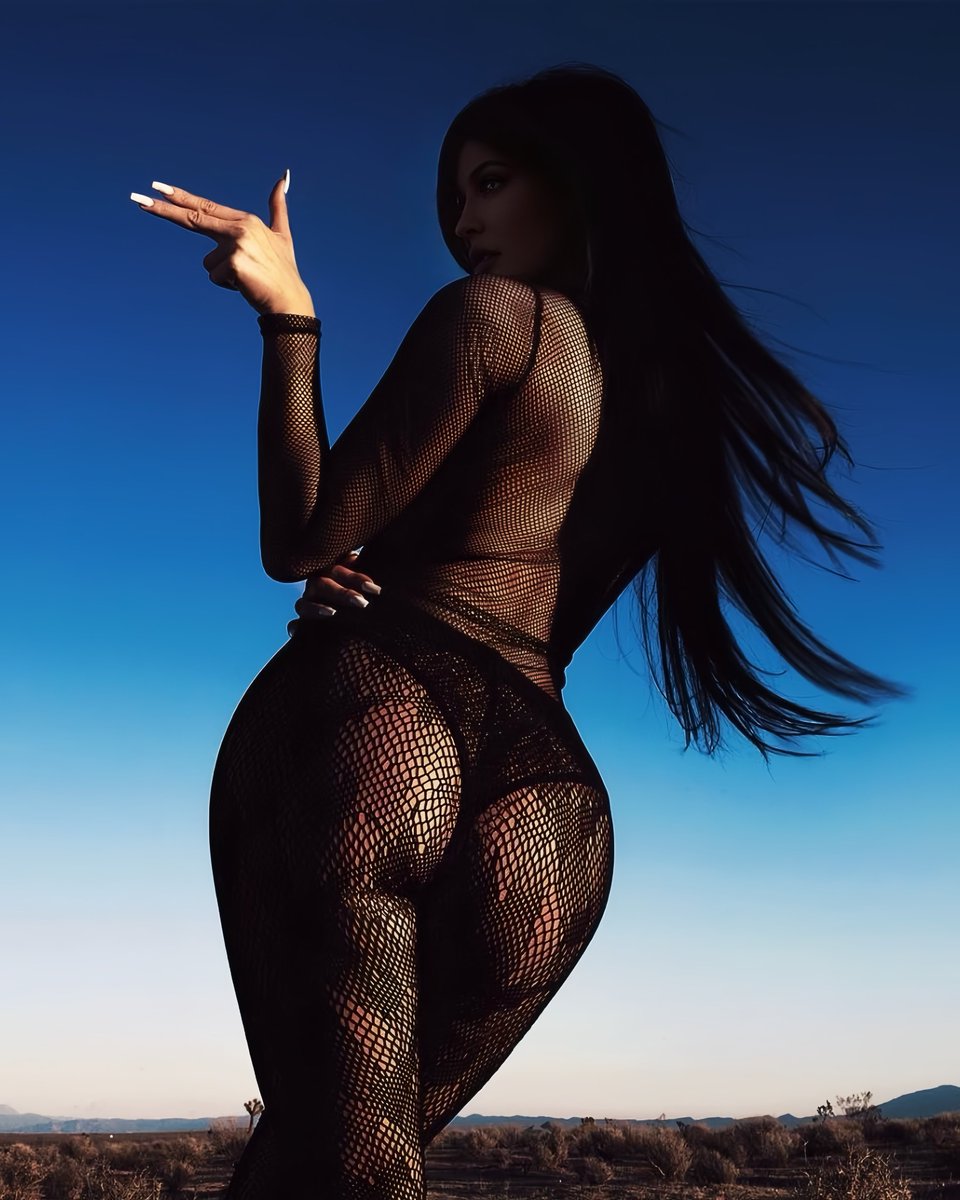 hourlycline's tweet photo. always thinking about this kylie jenner
https://t.co/kFL53XIxOt