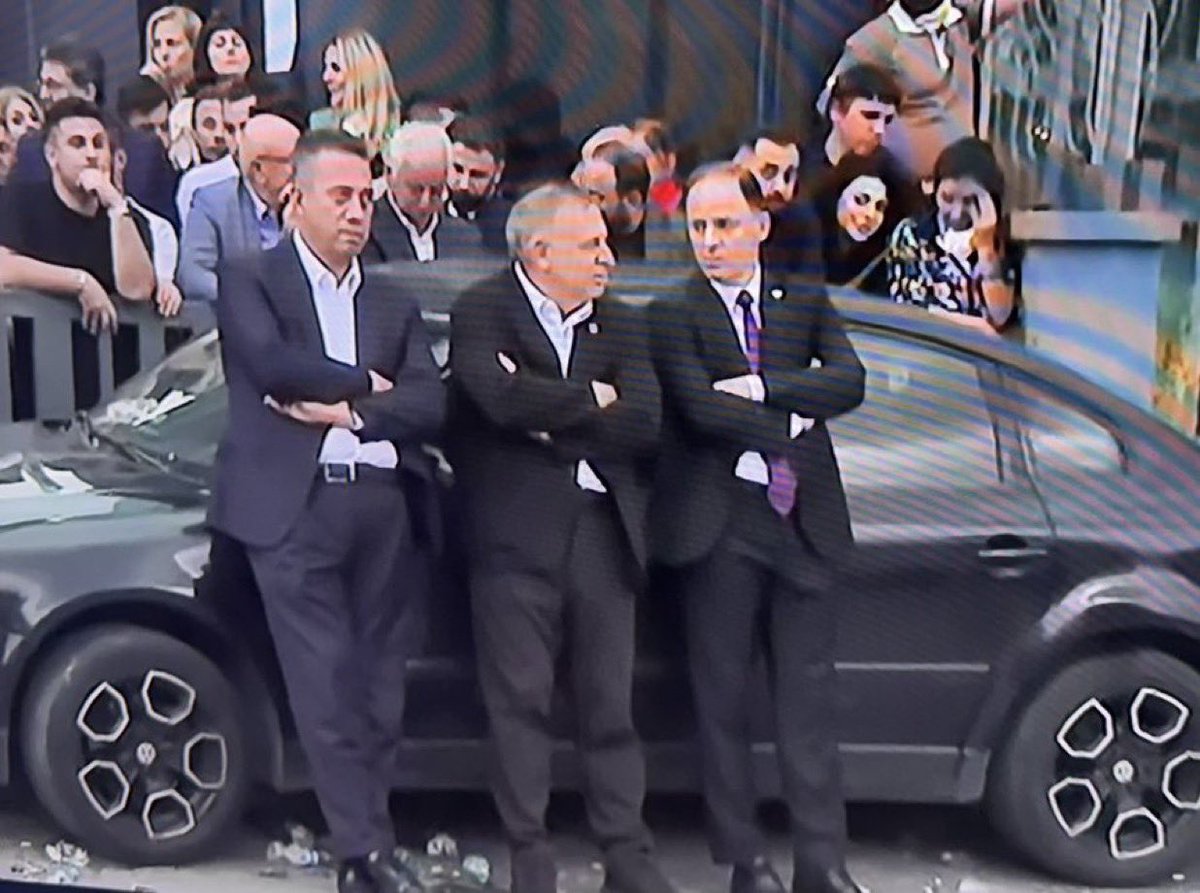 Üç adam…
Üç beden ama tek bir duvar…
Arkana bakıyorsun, halk var…
Önünde durdukları sadece bir bina değil…
Sandığa atılmış milyonların iradesi…
Bugün nöbetteler…
Yarın tarih onları kaydedecek…
CHP İl Başkanlığı önünde değil, demokrasi kapısında dikilmişler…
Ve bu kare,