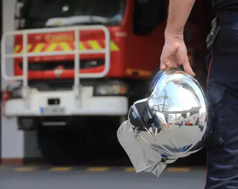 ChrisBelicchi's tweet image. Un feu s’est déclaré ce lundi matin au 1er étage d’un immeuble d’habitation au #Cannet. 

2 appartements ont été touchés, sans faire de victime. 

40 personnes évacuées