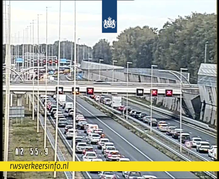 Op de #A2 bij Maarssen zijn drie rijstroken dicht door een ongeval met een vrachtwagen. Meerdere hulpdiensten werken aan een veilige afhandeling en de zware berger is onderweg. Het is nog niet bekend hoelang we bezig zijn. Houd rekening met extra reistijd richting Amsterdam.