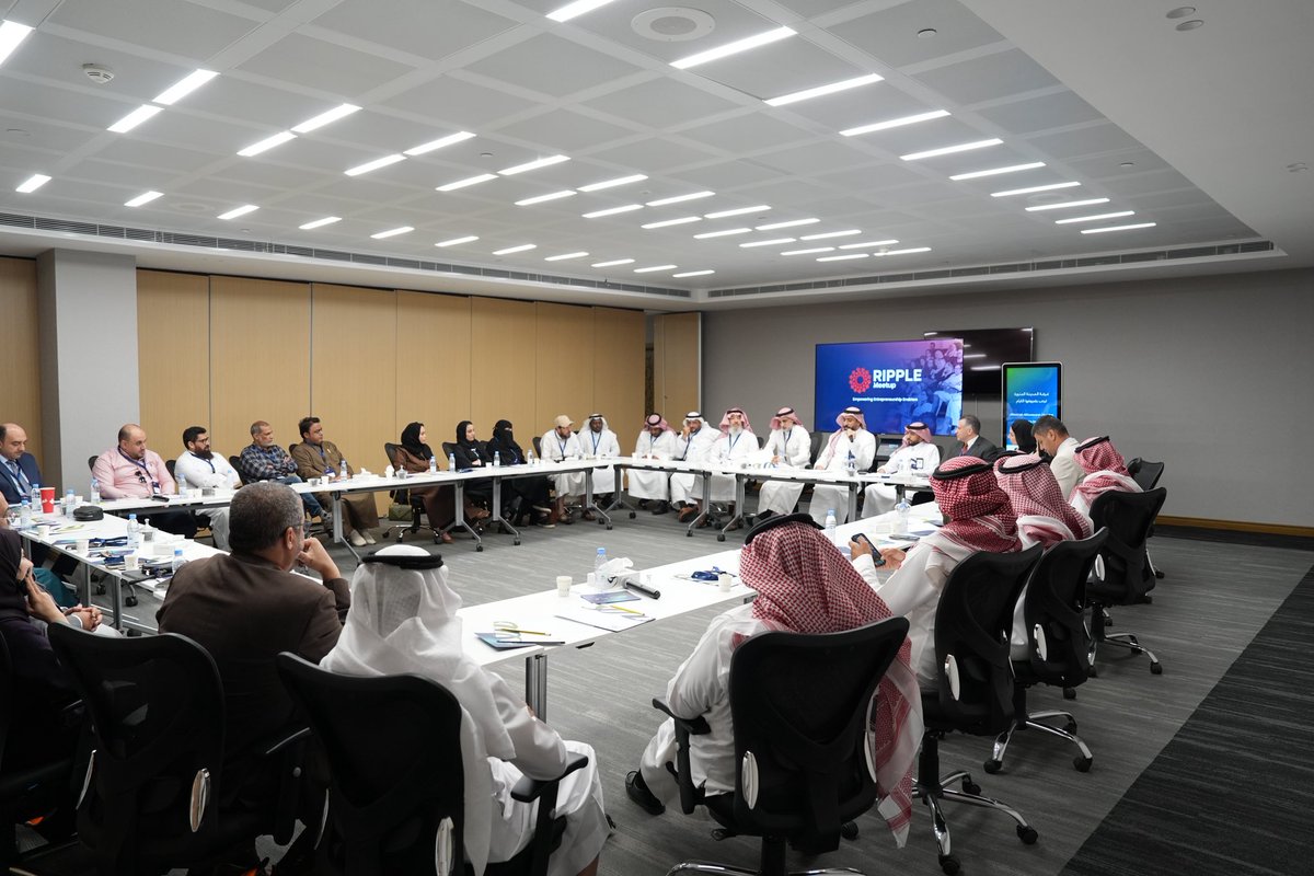 imarat_almadina's tweet photo. مركز التنمية الاقتصادية بـإمارة منطقة #المدينة_المنورة، بالتعاون مع غرفة المدينة، نظم لقاء «تمكين الجهات الممكنة لريادة الأعمال»، بهدف تعزيز تبادل المعرفة واستعراض الممارسات المبتكرة، بما يواكب #رؤية_السعودية_2030، وتناول اللقاء:
•التعاون الإقليمي والدولي.
•توطين الأثر.
•تحوّل الأعمال بالابتكار