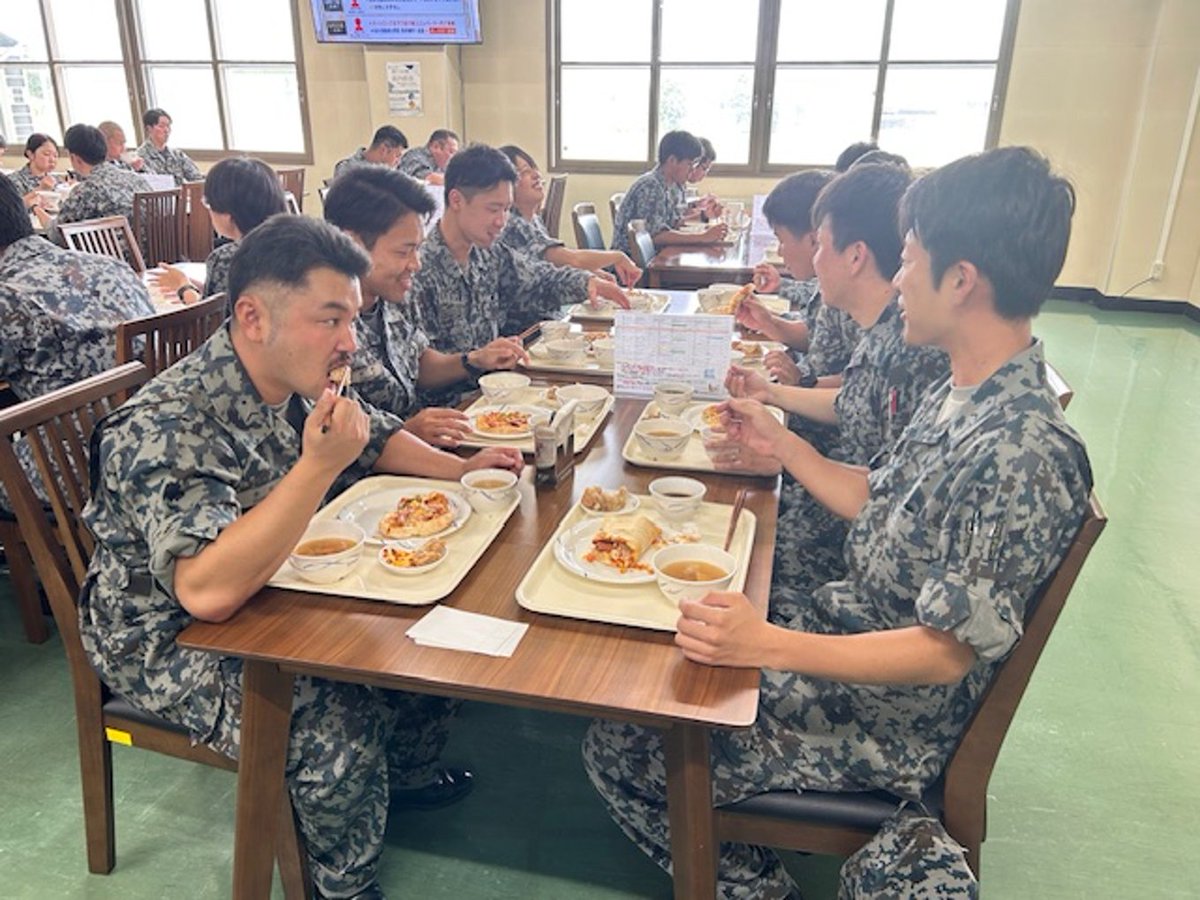 本日の ＃八雲分屯基地 の 隊員食堂のメニューは、 ＃地産地消 を考慮した ＃八雲豚ウインナーピザ 🍕です。
＃八雲麦小町豚 🐷は、自然豊かな ＃八雲町 で飼育され、麦やハーブ抽出物など植物性主体のこだわった飼料を与えることでストレスが少なく健康に育つそうです。
＃航空自衛隊 ＃基地めし