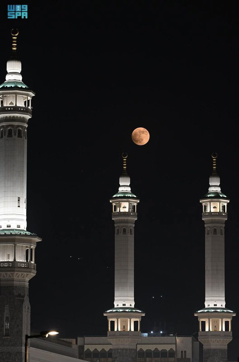 HolyMakkah01's tweet photo. Moon Eclipse in Makkah https://t.co/xc3dPZ1Dvk