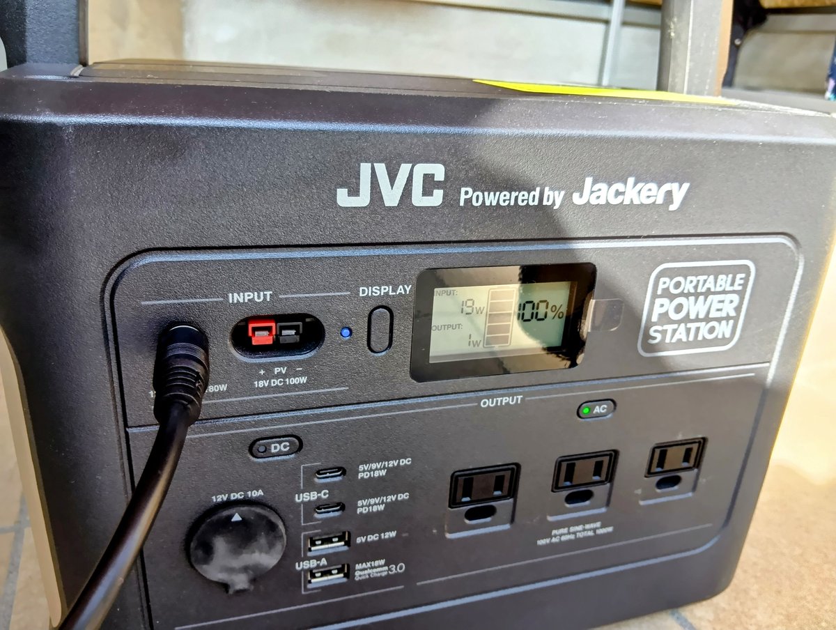 災害に備えて蓄電池の使い方をみんなで確認しました。

充電している電気の量が見えるのが面白いですね。
本日３時、名古屋の日差しは19Wです。