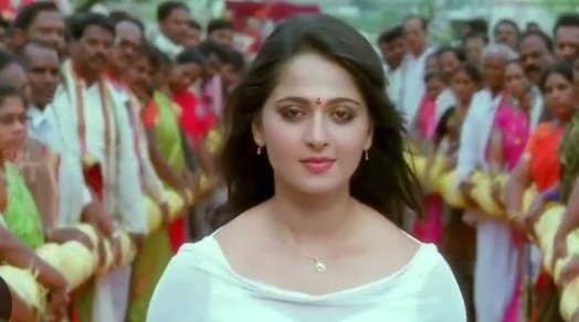 Kanimxzhiyee's tweet photo. My queen own most of best heroine entry scenes, dreamy, mass, iconic, classy 

#Anushkashetty 🤍 https://t.co/QdIYBr5R7U