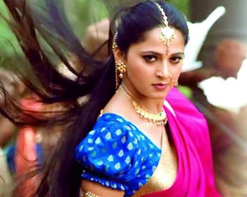 Kanimxzhiyee's tweet photo. My queen own most of best heroine entry scenes, dreamy, mass, iconic, classy 

#Anushkashetty 🤍 https://t.co/QdIYBr5R7U