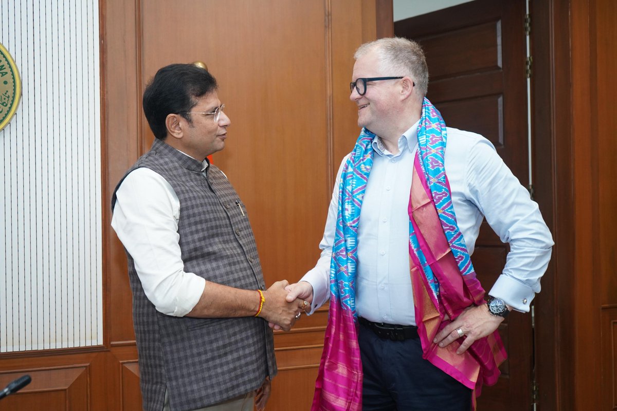 Deakin University South Asia tweet media