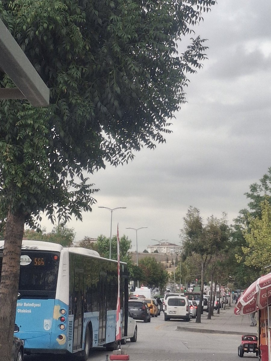 Bir ucu burda bir ucu fizanda biz bu trafikten bu gün zor çıkarız..

Rojbaş sevgili halkım