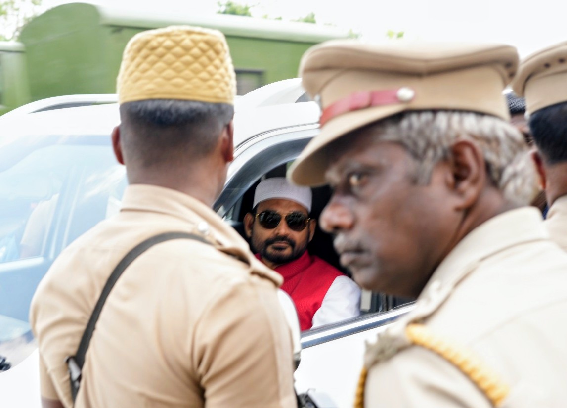 syedibrahimbabl's tweet photo. "காரணமே இல்லாமல் கைது செய்யும் காவல்துறையின் அராஜகப் போக்கு"

சென்னை ராஜீவ் காந்தி அரசு மருத்துவமனைக்கு இன்று மருத்துவர்களை நேரில் சந்தித்து கிட்னி பாதிப்பால் நடக்கும் தொடர் மரணங்களை தடுப்பது எவ்வாறு என்பதை பற்றியும்,  கிட்னி தானம் செய்வதற்கு மேற்கொள்ளப்படும் மருத்துவ வழிகாட்டுதல் பற்றியும் அறிந்து கொள���வதற்காக சென்றேன், 
 மருத்துவமனை வளாகத்திற்கு உள்ளே நான் நுழைவதற்கு முன்னால் நூற்றுக்கும் மேற்பட்ட காவல்துறையினர் என்னை தடுத்து அனுமதி பெற்று வர வேண்டும் என்று சொன்னார்கள்,
 ஒரு மருத்துவரை சந்தித்து நோய் பற்றி தெரிந்து கொள்வதற்கும்,  அந்த நோயிலிருந்து எவ்வாறு மீள வேண்டும் என்பதை பற்றி மக்களுக்கு எடுத்துச் செல்லக்கூடிய ஒரு நல்ல விழிப்புணர்வை ஏற்படுத்த நான் வந்திருக்கிறேன்,  மருத்துவரை சந்திப்பது சட்டப்படி தவறல்ல அது எனது உரிமை என்று காவல்துறை அதிகாரிகளிடத்தில் தெளிவாக எடுத்துக் கூறியும் வேண்டுமென்றே அவர்கள் என்னை கைது செய்துள்ளனர், மருத்துவமனைக்குள் பாஜக தலைவர்கள் செல்வதை தமிழக  காவல்துறை ஏன் தடுக்கிறது ? 
அரசு மருத்துவமனையில் கிட்னி திருட்டு அல்லது கிட்னி பாதிப்பால் வந்திருக்கக்கூடிய நோயாளிகளை சரிவர கவனிக்காமல் தவறான காரியங்கள் ஏதும் நடைபெறுகிறதா ? 
அதை மறைப்பதற்கு காவல்துறையை வைத்து என்னை தடுக்கிறார்களா ? என்ற கேள்வி எழுகிறது ,
கைது செய்து அச்சுறுத்துவதால் திமுக ஆட்சியின் அடக்குமுறைக்கு ஒருபோதும் பாஜக பணியாது,  என்பதை மாண்புமிகு தமிழக முதல்வர் @mkstalin  அவர்களுக்கு பணிவோடு தெரிவித்துக் கொள்கிறேன்.
#ஜெய்ஹிந்த்,  #வந்தேமாதரம்.
@HMOIndia @CMOTamilnadu 
@BJP4TamilNadu @NainarBJP @MenonArvindBJP @KesavaVinayakan