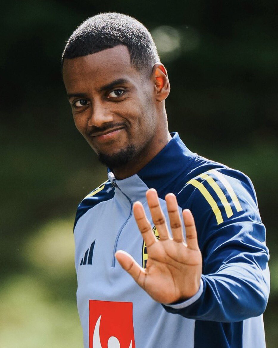 🚨Breaking: Alexander Isak plays football today.