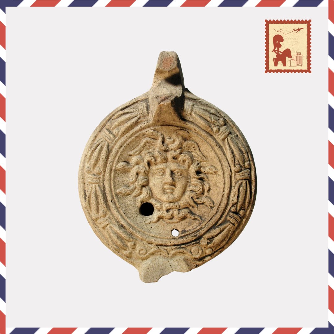 muprevalencia's tweet image. ✈️ L'última #PeçaViatgera de l'any vos deixarà petrificats

#Llàntia romana d'#Empúries decorada amb cap de #Medusa, personatge mitològic que convertia en pedra a qui la mirava i que ha viatjat fins als nostres dies com a tema recurrent en l'art, la literatura i la cultura pop 🪔