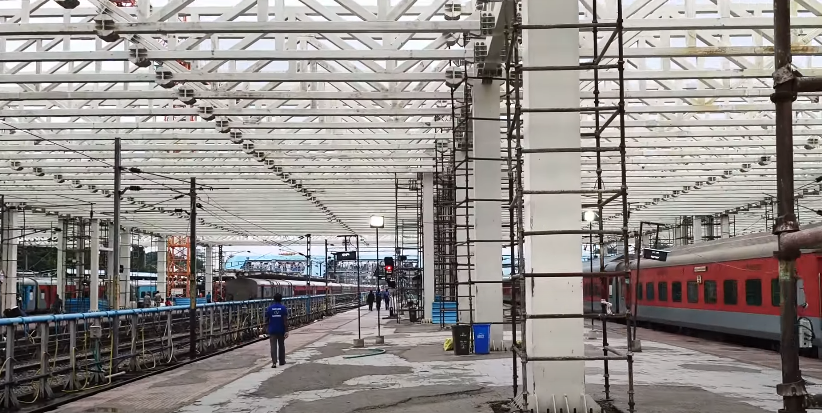 ChennuSridhar's tweet image. #StationRedevelopment #InfraUpdate #IndianRailways

#Secunderabad Station makeover #update:

Glass façade installation is progressing steadily and edging closer to completion as part of the ₹720 crore modernization drive

📷 : food central