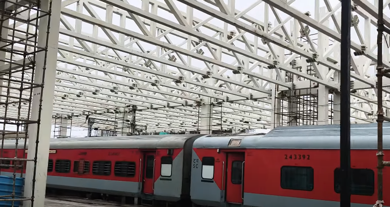 ChennuSridhar's tweet image. #StationRedevelopment #InfraUpdate #IndianRailways

#Secunderabad Station makeover #update:

Glass façade installation is progressing steadily and edging closer to completion as part of the ₹720 crore modernization drive

📷 : food central