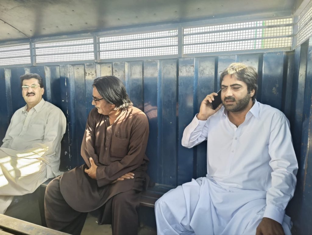 کامیاب ہڑتال پر فارم 47 کی سرکار بوکھلاہٹ کا شکار ، مظاہرین پر شیلنگ اور فائرنگ کئی کارکن زخمی، پارٹیوں کے مرکزی اور مقامی رہنماؤں کی گرفتایاں۔