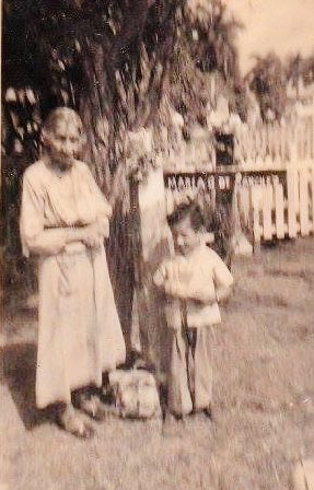 Mi bisabuela Magdalena Sánchez García visitando la tumba de su madre Maria García de Sánchez (abuela de mi abuela), en Cosa Rica, con mi primo Frank Morales. Circa 1950. Hoy, 8 de sept recordamos el nacimiento de mi abuela Jilma Morales Sánchez hace 117 años.