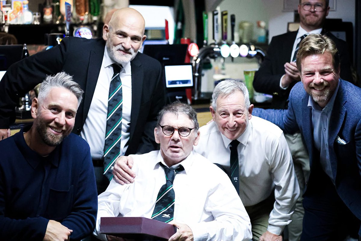 mark_xc's tweet photo. Cracking night at @porthcawlrfc on Friday for the Captains Dinner. Thank you @RyanJonesOnline for signing all five of my Groggs 💚🖤

#uppagulls 
@WorldOfGroggs https://t.co/UMhZsMIUBD