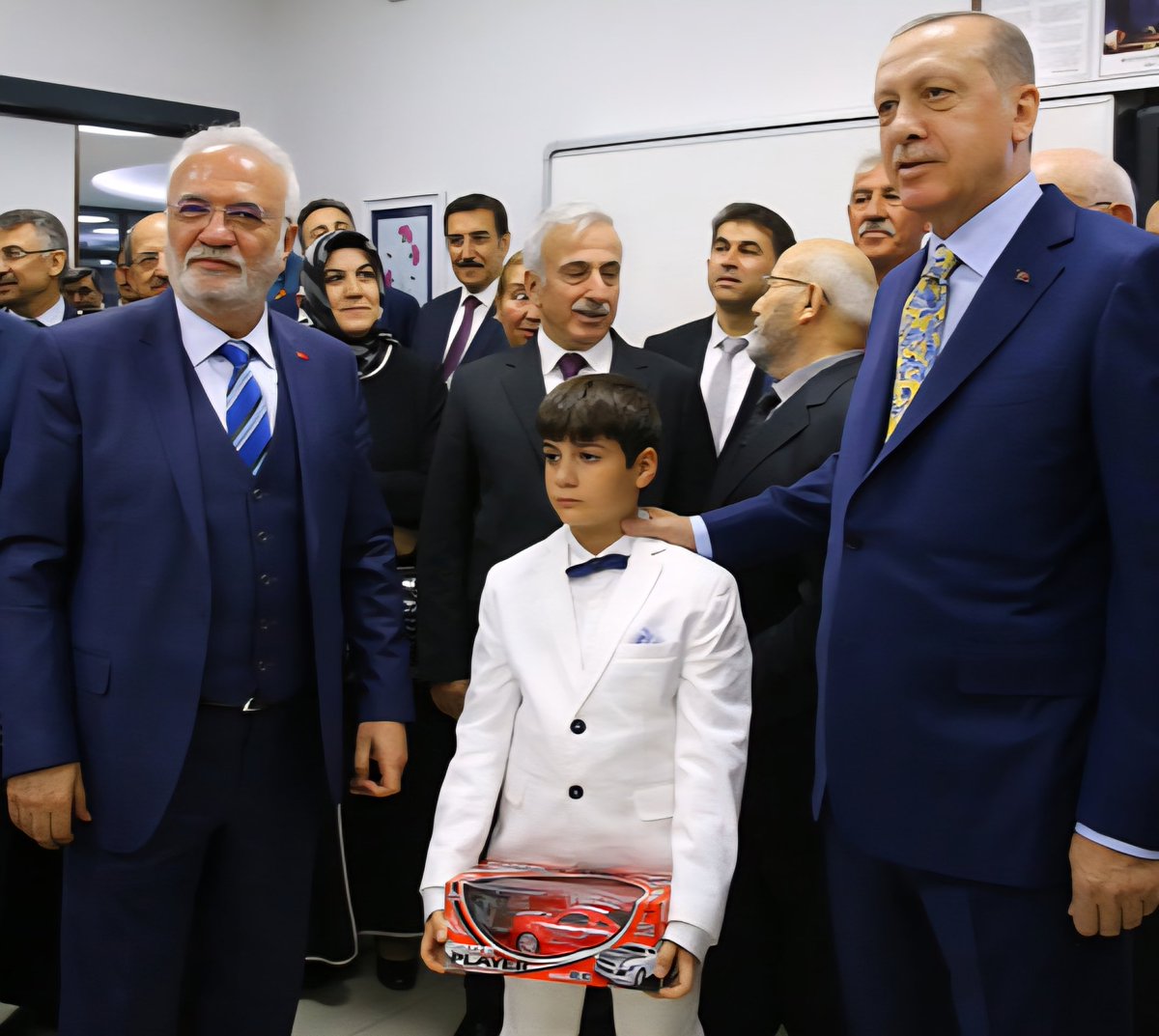 Haydi Bismillah...🤲

Yeni umutlarla, taze heyecanlarla bir eğitim öğretim yılına daha başlamanın mutluluğunu yaşıyoruz. 

Yepyeni dersliklerin inşa edildiği, sıralarda kitapların özenle hazırlandığı bu dönemde; çocuklarımızın en iyi şartlarda eğitim alabilmeleri için yine her