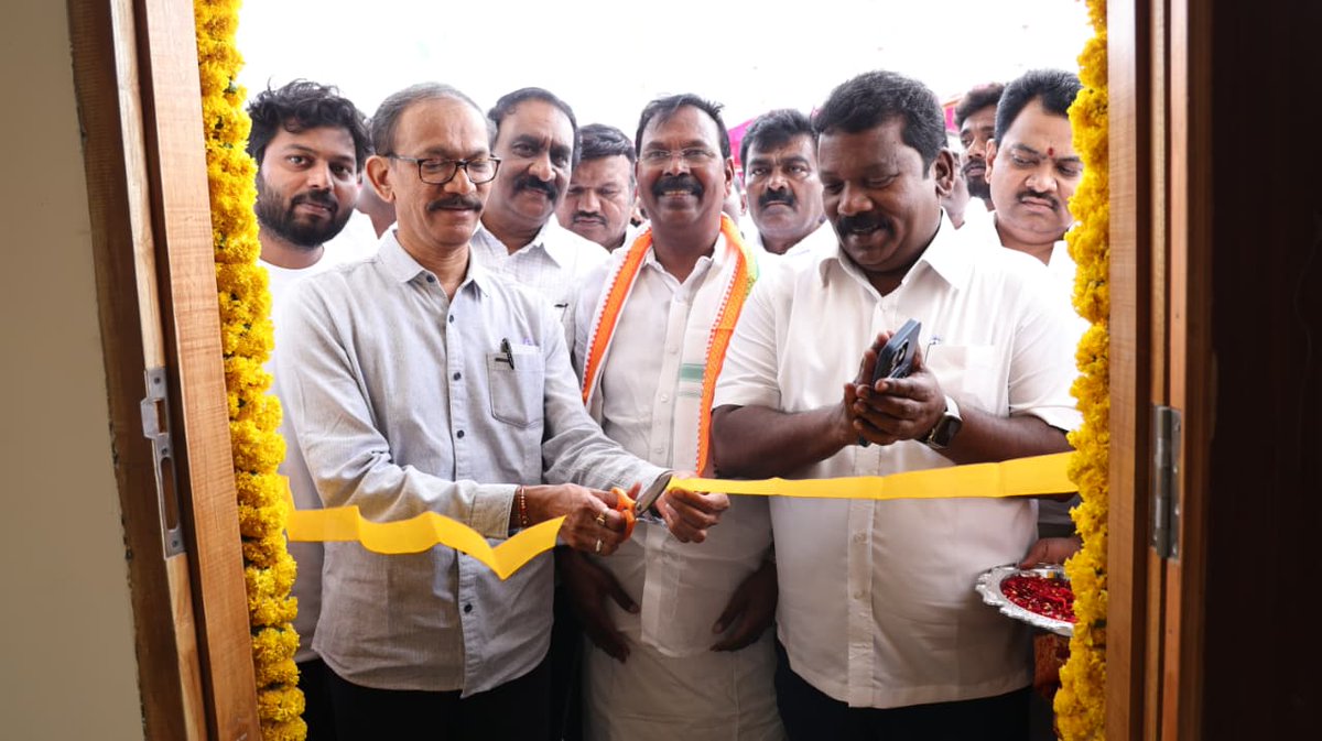 இன்று (08.09.2025) திருநெல்வேலி மாவட்டம், நாங்குநேரி ரூபி எலைட் டவுன்ஷிப்பில் நாங்குநேரி சட்டமன்ற தொகுதி காங்கிரஸ் அலுவலகம் திறப்புவிழாவில் நானும் அகில இந்திய காங்கிரஸ் தமிழ்நாடு பொறுப்பாளர் திரு.கிறிஸ்சோடங்கர் அவர்களும் இணைந்து திறந்துவைத்தோம்.

<a href="/INCIndia/">Congress</a> <a href="/kharge/">Mallikarjun Kharge</a> <a href="/RahulGandhi/">Rahul Gandhi</a>