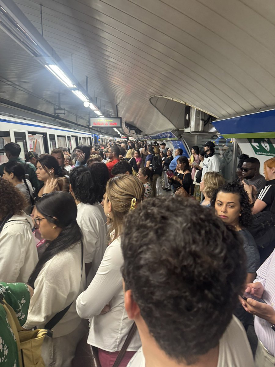 MarbarberanP's tweet image. Hoy pinta así el metro de #madrid! No se puede estar más hacinado.
Y esto después de no coger el bus porque no llegaba.
Menudo transporte público de Ayuso y Almeida!