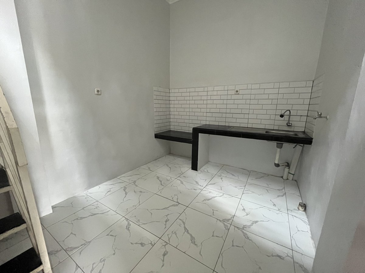 inasfthnh's tweet image. - RUMAH DIJUAL -
(+ KURSI TAMU &amp;amp; KULKAS)

🏠 Rumah bangunan 2 lantai :
LT 60 m²
LB 72 m²
3 kamar
1 kamar mandi
dapur
ruang jemuran
garasi

✅️ Lokasi strategis di Perumahan Nuansa Indah Ciomas, Bogor (15 menit dari Stasiun Bogor, 20 menit dari tol Jagorawi).

Harga 395jt (nego)