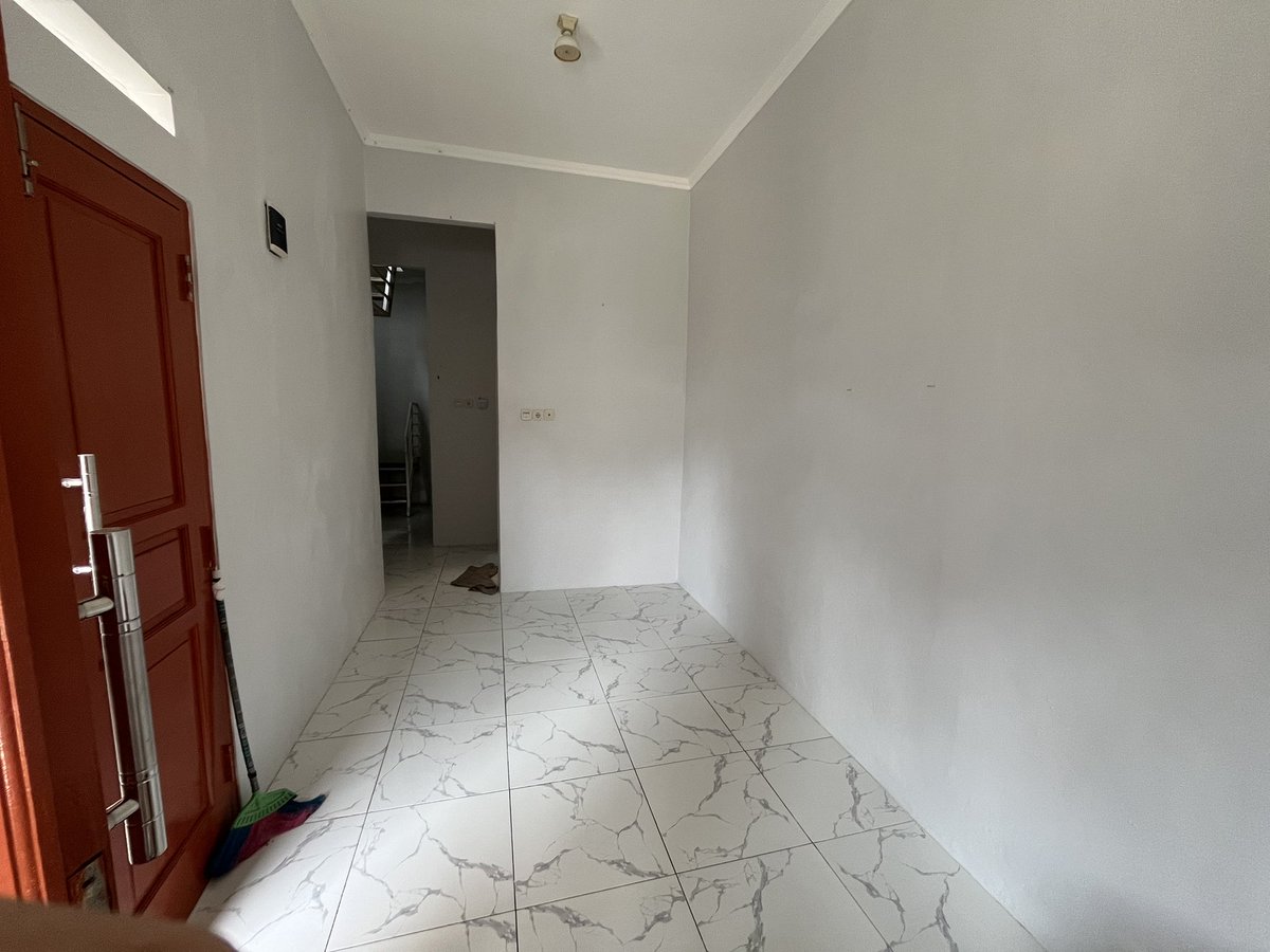 inasfthnh's tweet image. - RUMAH DIJUAL -
(+ KURSI TAMU &amp;amp; KULKAS)

🏠 Rumah bangunan 2 lantai :
LT 60 m²
LB 72 m²
3 kamar
1 kamar mandi
dapur
ruang jemuran
garasi

✅️ Lokasi strategis di Perumahan Nuansa Indah Ciomas, Bogor (15 menit dari Stasiun Bogor, 20 menit dari tol Jagorawi).

Harga 395jt (nego)