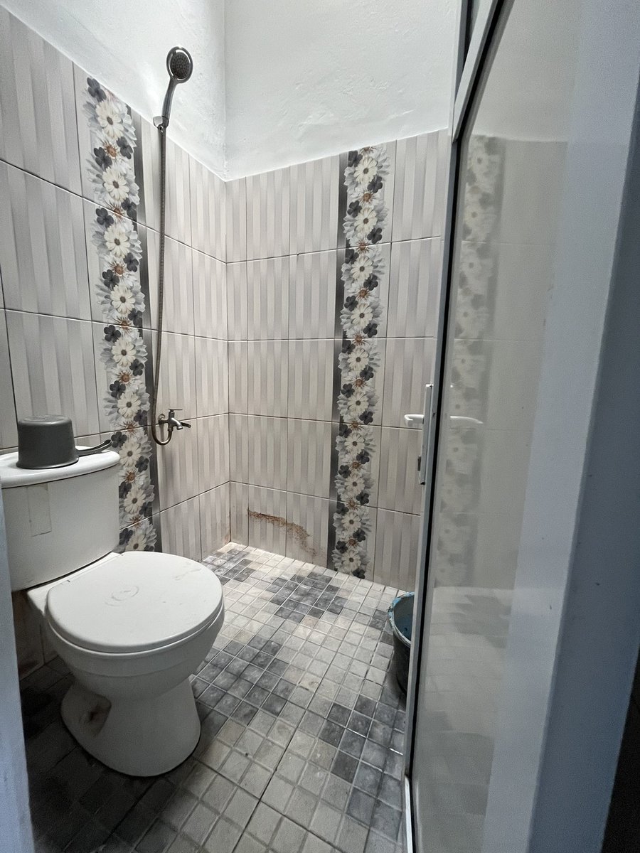 inasfthnh's tweet image. - RUMAH DIJUAL -
(+ KURSI TAMU &amp;amp; KULKAS)

🏠 Rumah bangunan 2 lantai :
LT 60 m²
LB 72 m²
3 kamar
1 kamar mandi
dapur
ruang jemuran
garasi

✅️ Lokasi strategis di Perumahan Nuansa Indah Ciomas, Bogor (15 menit dari Stasiun Bogor, 20 menit dari tol Jagorawi).

Harga 395jt (nego)