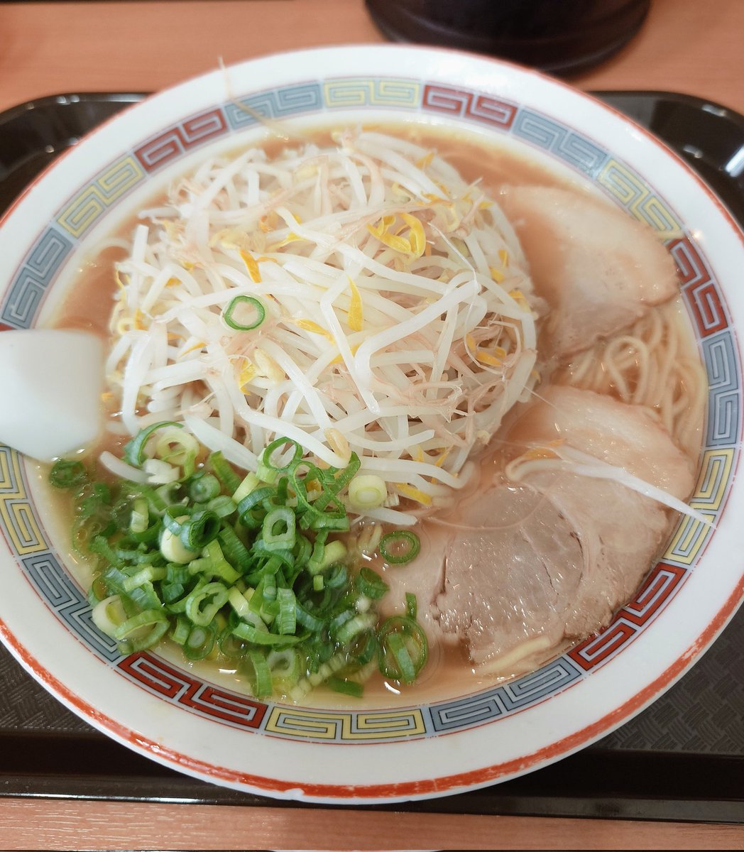 「ちから」の中華そば。
もやし増量。シャキシャキの食感が良いアクセントになるんだよね。うどんだけでなく、中華そばも本当においしい。
#ラーメン