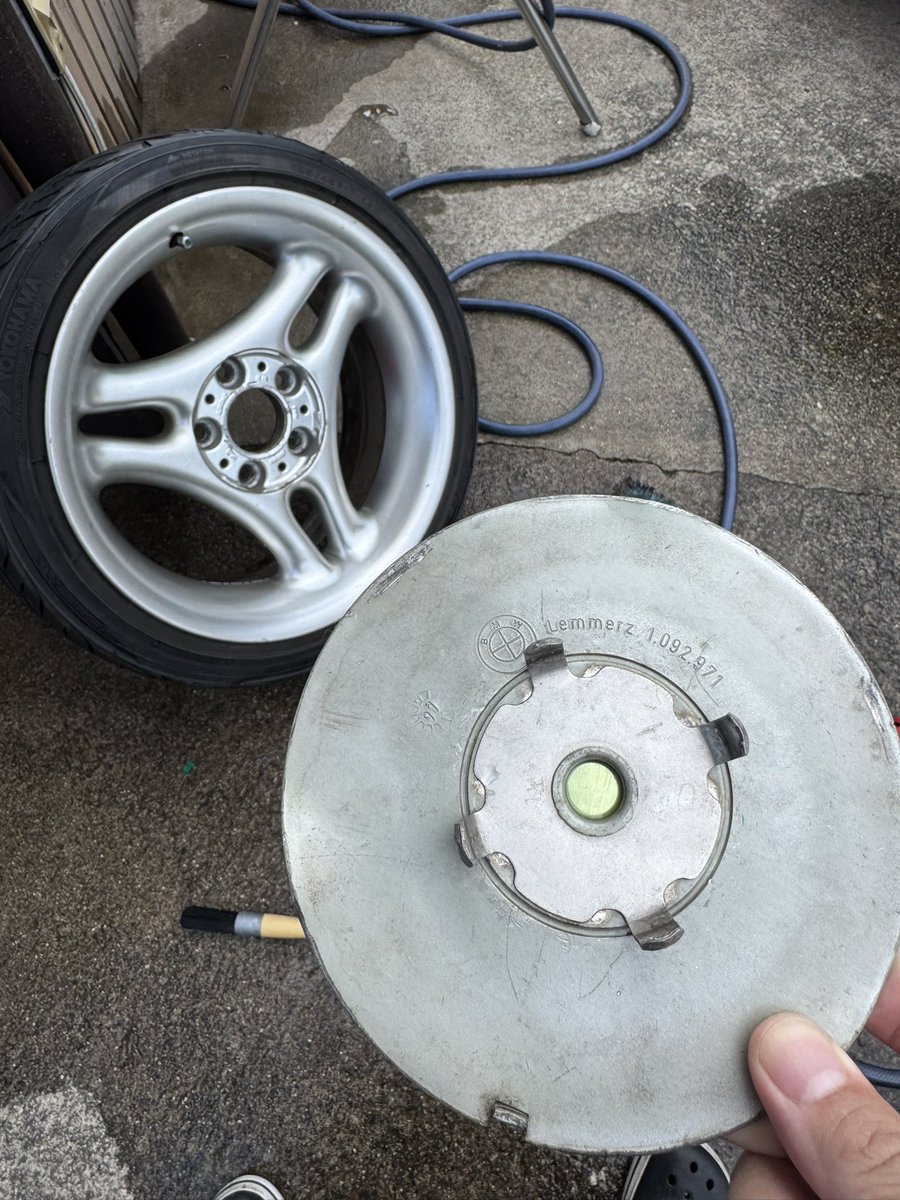 【鬼レアホイールfor sale】

BMW Style 38
8Jx17 +20 (E39 M5サイズ)４本通し
ヨコハマS drive 195/45R17 
古いけど山はあり。
センターキャップも金属製。
プラとは違うのだよ、プラとは。。。