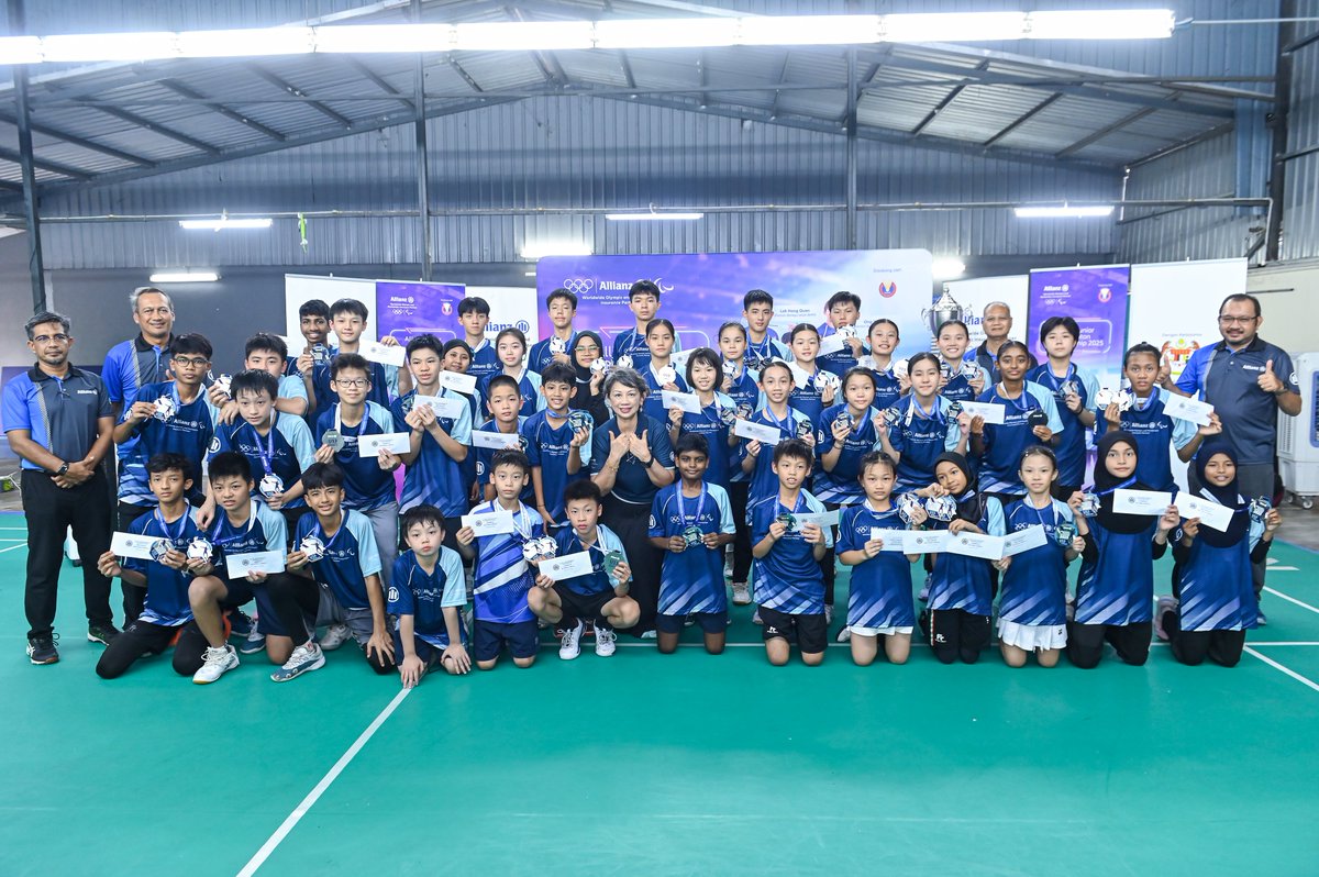 ASTROARENA's tweet image. Karys Gan Way Syuen &amp;amp; Shahadryl Suhaime meraikan kemenangan berganda di Pusingan Kelayakan ketujuh Allianz Junior Badminton Championship (AJBC) 2025 apabila memenangi kedua-dua acara perseorangan dan beregu dalam kategori B13 Perempuan dan B13 Lelaki...

#NadiArena #Allianz