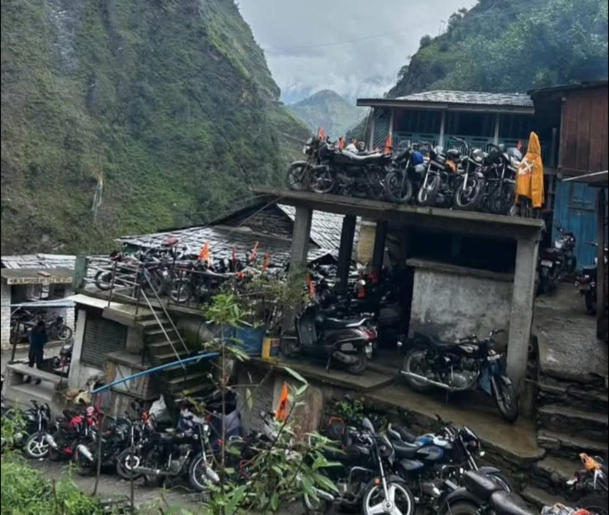 GemsHimachal's tweet image. सुरक्षित लोगो के घरों मैं श्रद्धालुओं के मोटर साइकिल पार्क हुए है । 

महादेव भक्तों के इन वाहनों की रक्षा करना केवल संपत्ति की सुरक्षा नहीं, बल्कि श्रद्धालुओं के विश्वास और भगवान महादेव की धरोहर की रक्षा भी है।

#चम्बाआपदा2025 #chamba #manimahesh
#HimachalPradesh