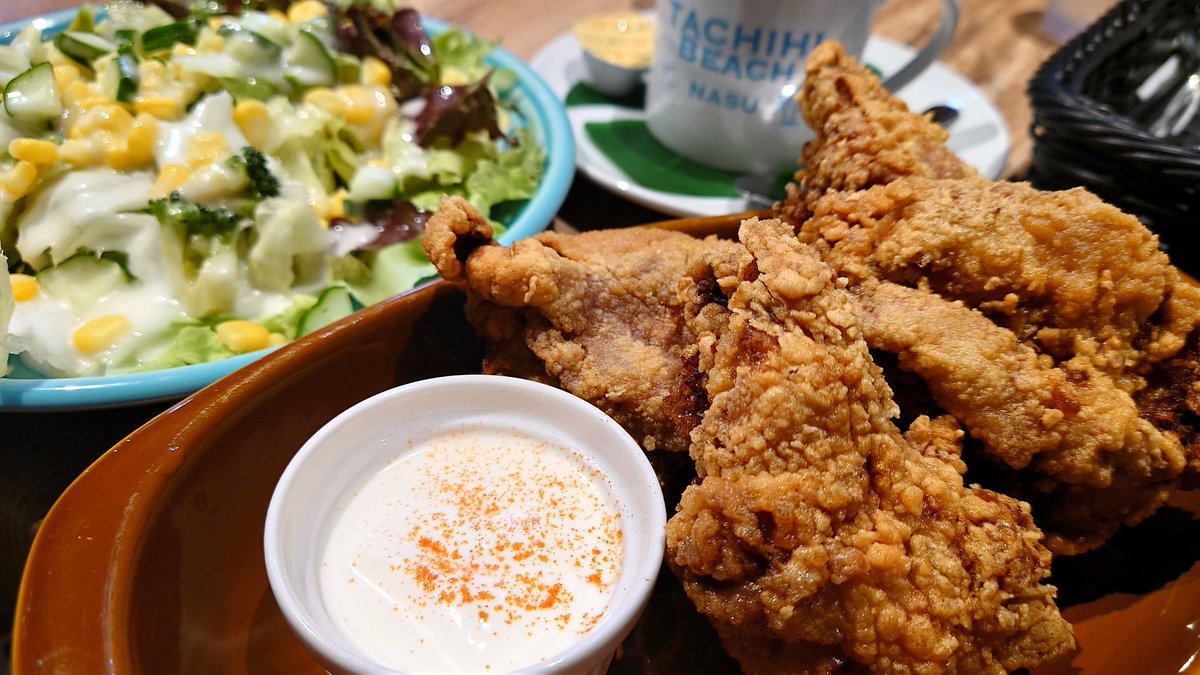 栃木のアウトレットで遅い昼食ー。
タチヒビーチ那須で
グリーンサラダ。大きい。
モチコチキン。デカい。
(笑)