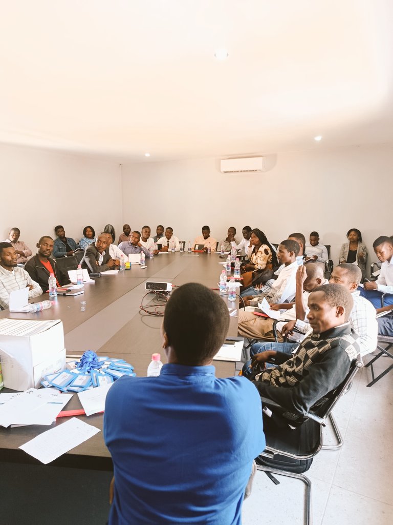 AK22_12's tweet photo. The ultimate goal is to touch and improve livelihood by building a people centred business

Creating employment while making sure that financial literacy is an actual reality for Malawians..

Through which Financial independence and prosperity can be achieved #KwachaAccessFinance https://t.co/LOuAKFhjsy