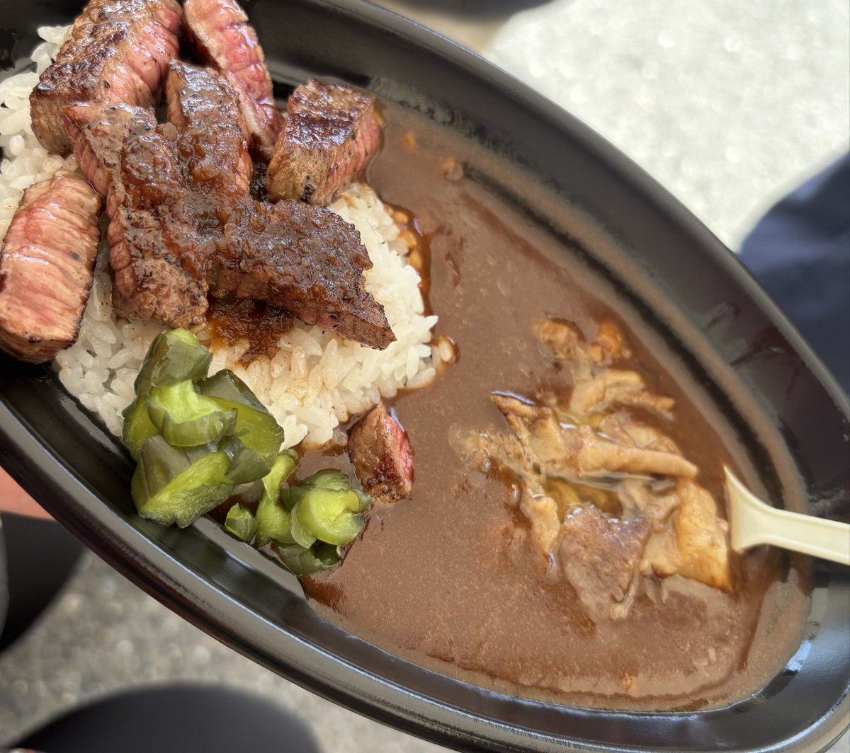 HSP33966126's tweet image. #POWEROFKOBE  楽しかった🌊
HEYのサークルで漫画みたいに派手にズッコケたりホルモンでヘドバンしすぎて腰終わったり貴族価格(¥2500)の神戸牛すじカレーの神戸牛ステーキのせ食べたりひつじさんのおケツかゆかゆ見れたりイケメンハシビロコウ見たり刺激たっぷりの神戸旅行でござんした🐰🐱🐻🐤