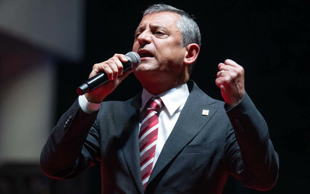 akisheber's tweet photo. 🔴 CHP Genel Başkanı Özgür Özel:  

Sn. İçişleri Bakanı,

Ne ben ne partimden bir başka yönetici, insanları sokağa, şiddete davet etmiyor.  

Partimizin üyelerini kendi binasına almayan, insanları sokakta bırakan, böyle yaparak bir güvenlik sorunu yaratan, kanunsuz emirle devletin polisini vatandaşla karşı karşıya getirmeye çalışan sizlersiniz!  

İl Başkanlığımız, Cumhuriyet Halk Partililerin baba evidir, evimizi ablukaya almak haneye tecavüzdür.  Millet sizden, algı operasyonu değil, devlet adamlığı bekliyor.  

İşinizi yapın, hukuka uyun, derhal evimizin önünden çekilin.

Ben kimsenin burnu kanamasın diye üstüme düşeni yapıyorum, siz de yapın.

#SONDAKIKA