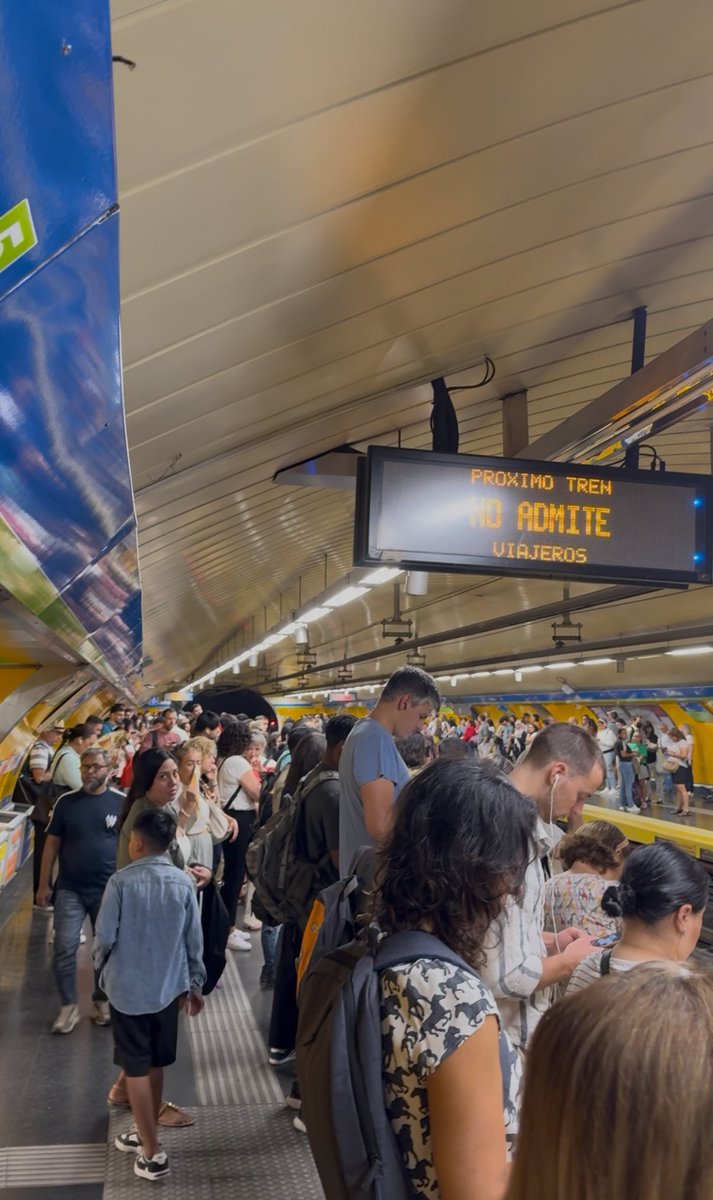 Rubén (@rub_rb) on Twitter photo Lo de <a href="/metro_madrid/">Metro de Madrid</a> es desesperante. Más de 10 min esperando en Callao, sin aire acondicionado, ahora el siguiente no admite viajeros… y, por supuesto, los Juegos del Hambre para conseguir tu puesto como sardina en lata cuando por fin venga uno. Y las cámaras de Telemadrid??!! Lo de <a href="/metro_madrid/">Metro de Madrid</a> es desesperante. Más de 10 min esperando en Callao, sin aire acondicionado, ahora el siguiente no admite viajeros… y, por supuesto, los Juegos del Hambre para conseguir tu puesto como sardina en lata cuando por fin venga uno. Y las cámaras de Telemadrid??!!