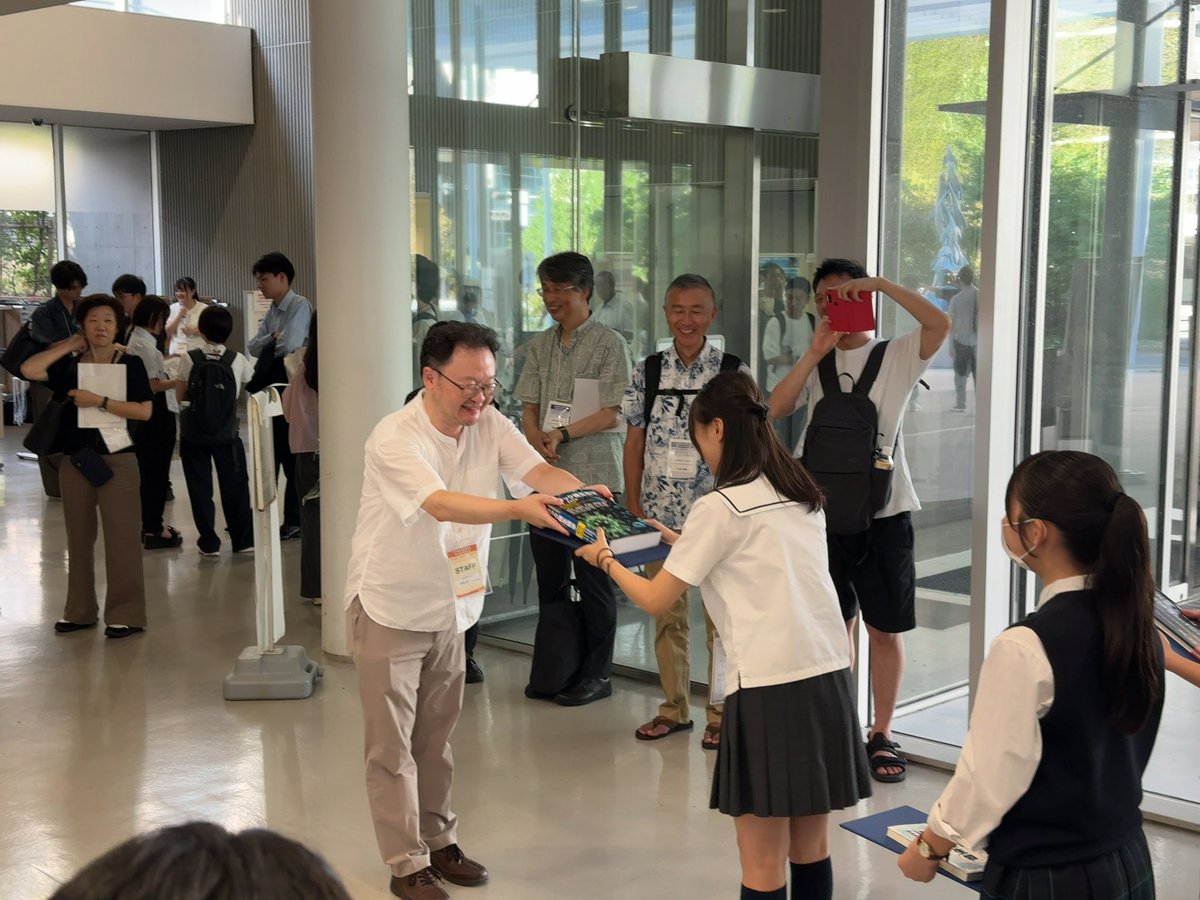 高校生ポスターも盛況だったね。最優秀賞の副賞は、微生物学の教科書です。勉強が捗るね。