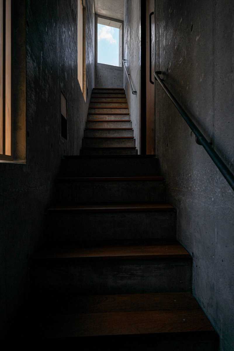 archiphoto's tweet photo. 48㎡の敷地に建つ飲食店と2つの住戸が入る建築。“垂直方向の可能性”を探求し、コアを設けずに平面外縁部の上下左右に“階段を巡らせる”構成を考案

フロリアン・ブッシュ建築設計事務所による、東京・新宿区の複合ビル「昇」

©Vincent Hecht(1,2,4), FBA(3)
詳細はリプライ欄の🔗から https://t.co/QRqmuugGsF