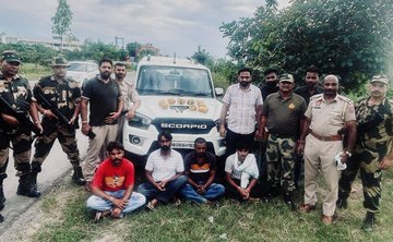 BhawaniPallavi's tweet image. #BSF का बड़ा एक्शन! पंजाब बॉर्डर पर 5 तस्कर दबोचे, ड्रोन, पिस्तौल और 5.5 किलो हेरोइन बरामद!
 
पाक समर्थित नेटवर्क पर करारा वार! 🇮🇳

#BSFDroneSlayers 
#DrugsFreeIndia 
#BSFAgainstDrugs 
#WinNordBuds3r 
#AlertBSF